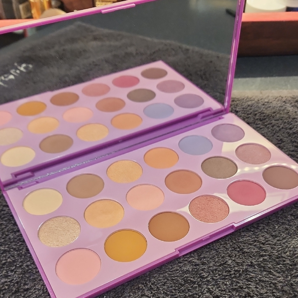 Morphe Talkin Flirty Vibrant Eyeshadow Palette with Mirror